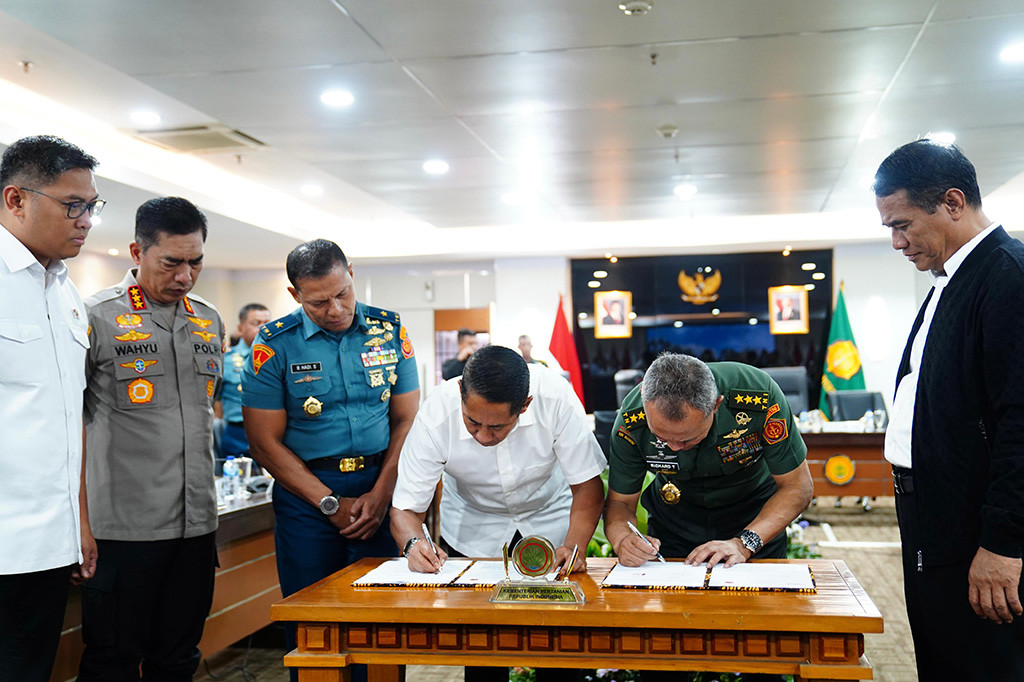 Penandatanganan Perjanjian Kerja Sama (PKS) antara Perum Bulog dengan TNI berisikan tentang dukungan Tentara Nasional Indonesia dalam pengadaan gabah dan beras dalam negeri tahun 2025.