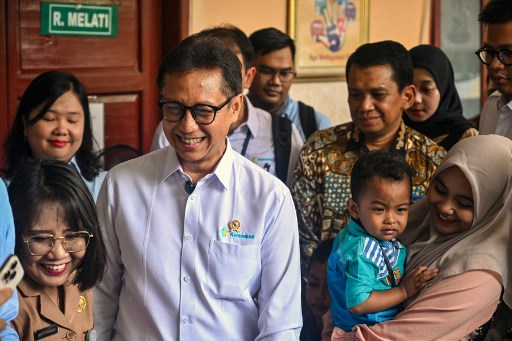 Menteri Kesehatan Budi Gunadi Sadikin yang memantau Cek Kesehatan Gratis (CKG) di Puskesmas Manukan Kulon di Surabaya, Jawa Timur, Senin, 10 Februari 2025. Menkes turut menyuarakan agar masyarakat bisa memanfaatkan program ini tanpa perlu menunggu sakit.