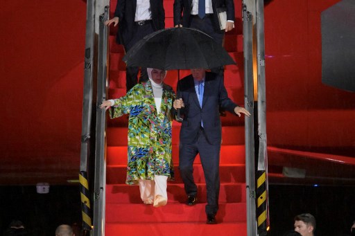 Pesawat Kepresidenan yang membawa Presiden Erdogan beserta istri dan rombongan mendarat di Pangkalan TNI AU Halim Perdanakusuma sekitar pukul 18.30 WIB. Erdogan bersama istri terlihat menuruni tangga pesawat sambil memegang payung.