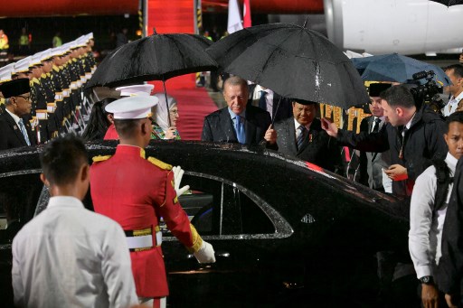 Di bawah guyuran hujan deras, Prabowo mengantar Erdogan dan istri menuju kendaraan dinas melewati pasukan jajar kehormatan. Setelah Erdogan masuk ke dalam mobil, Prabowo tampak menemani duduk di sampingnya dalam satu mobil yang sama.