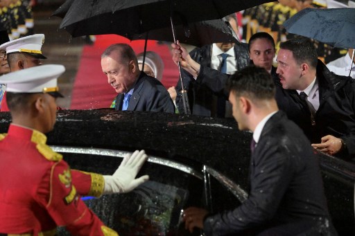 Prabowo kemudian mengantar Erdogan dalam satu mobil menuju hotel tempat bermalam. Hal itu menunjukkan kedekatan kedua kepala negara.