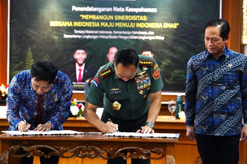 Panglima TNI Jenderal Agus Subiyanto menandatangani Nota Kesepahaman Memorandum of Understanding (MoU) antara TNI, Kementerian Kehutanan dan Kementerian Lingkungan Hidup, bertempat di Ruang Hasjrul Harahap Blok I Lantai 4 Gedung Manggala Wanabakti, Jakarta Pusat, Rabu, 12 Februari 2025.