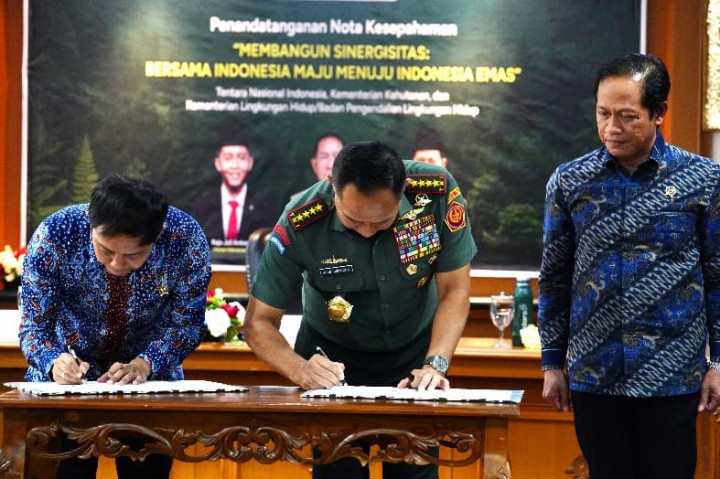 Panglima TNI Jenderal Agus Subiyanto menandatangani Nota Kesepahaman Memorandum of Understanding (MoU) antara TNI, Kementerian Kehutanan dan Kementerian Lingkungan Hidup, bertempat di Ruang Hasjrul Harahap Blok I Lantai 4 Gedung Manggala Wanabakti, Jakarta Pusat, Rabu, 12 Februari 2025.