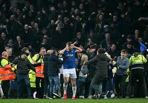 Derby Merseyside antara Everton melawan Liverpool berakhir imbang 2-2.Gol larut dari James Tarkowski membawa The Toffees menahan imbang The Red pada pertandingan tunda pekan ke-15 Liga Inggris di Stadion Goodison Park, Liverpool.