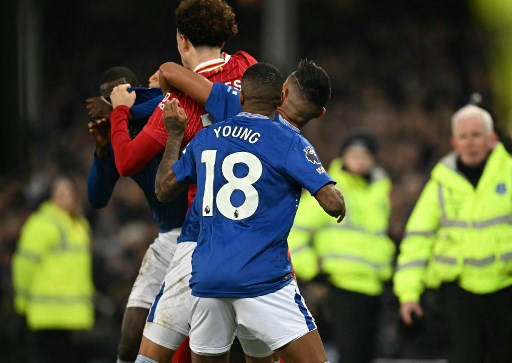 Pada akhir pertandingan, wasit mengeluarkan dua kartu merah untuk masing-masing tim, yaitu Abdoulaye Doucoure dari Everton dan Curtis Jones dari Liverpool karena terlibat keributan.