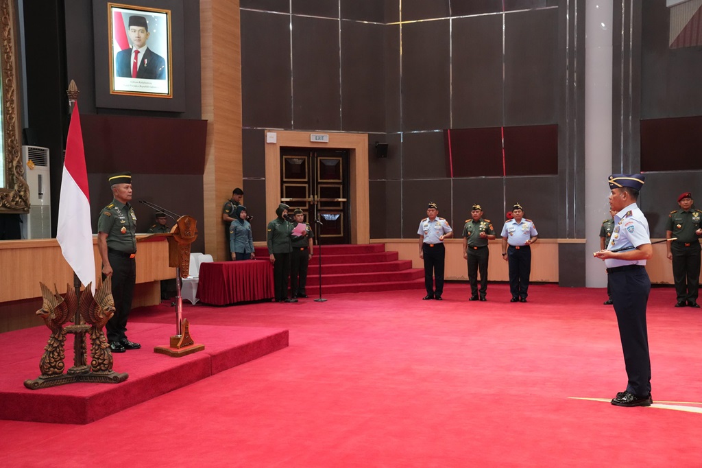 Kasum TNI Letjen TNI Richard Tampubolon mewakili Panglima TNI Jenderal TNI Agus Subiyanto, menerima Laporan Korps Kenaikan Pangkat 32 Perwira Tinggi (Pati) TNI, bertempat di Aula Gatot Subroto Mabes TNI, Cilangkap, Jakarta Timur, Kamis, 13 Februari 2025.