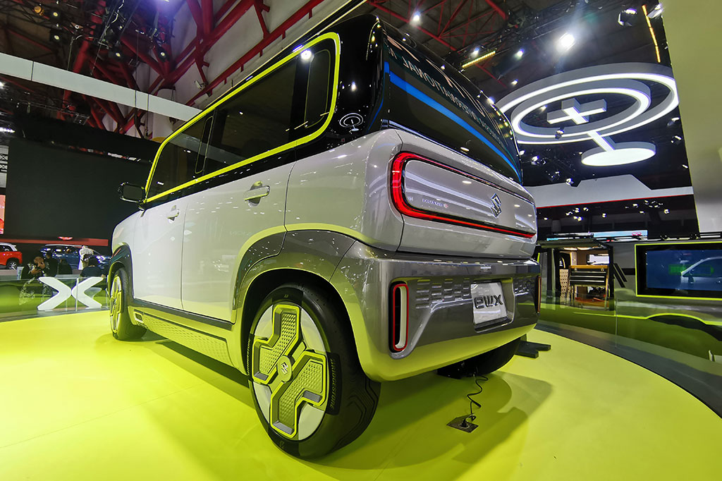 Garis eksterior tegas dan aerodinamis dipadukan dengan pencahayaan LED horizontal canggih, menciptakan tampilan futuristik serta tetap selaras dengan estetika perkotaan. Suzuki merancang interior eWX secara ergonomis untuk memberikan kenyamanan maksimal, memastikan pengalaman berkendara yang intuitif dan menyenangkan dalam berbagai kondisi.