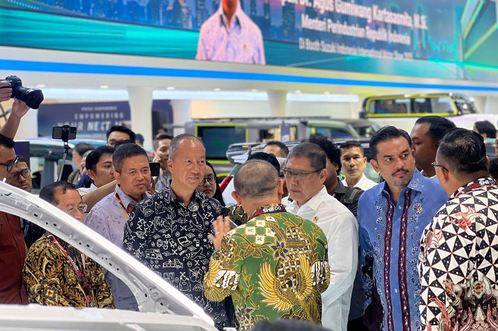 Menteri Perindustrian Republik Indonesia, Agus Gumiwang Kartasasmita, mengunjungi booth Suzuki di Indonesia International Motor  Show (IIMS) 2025, di JIExpo Kemayoran, Jakarta, Kamis, 13 Feruari 2025.