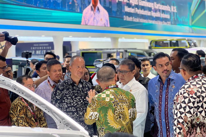 Menteri Perindustrian Republik Indonesia, Agus Gumiwang Kartasasmita, mengunjungi booth Suzuki di Indonesia International Motor  Show (IIMS) 2025, di JIExpo Kemayoran, Jakarta, Kamis, 13 Feruari 2025.