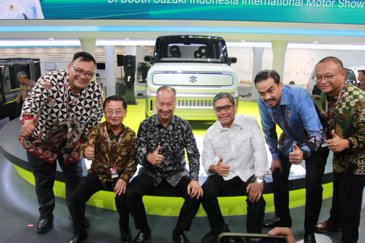 Di ajang IIMS 2025, Suzuki memamerkan konsep mobil listrik terbaru yang dinamai eWX. Kehadiran eWX di IIMS 2025 diharapkan dapat menunjukkan perspektif Suzuki dalam merancang kendaraan listrik efisien untuk mendukung pemenuhan kebutuhan mobilitas modern.