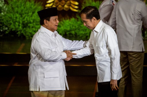 Keduanya sempat  cipika-cipiki dan berangkulan setelah pemberian cendera mata selesai dilakukan, menyempatkan waktu menyapa beberapa peserta di sekitar podium tempat menyampaikan sambutan.