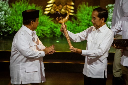 Ketua Umum Partai Gerindra sekaligus Presiden Prabowo Subianto memberikan keris kepada sosok pemimpin terdahulunya yaitu Presiden ke-7 RI Joko Widodo yang kerap disapa Jokowi sebagai bukti bahwa keduanya memiliki persahabatan yang erat.