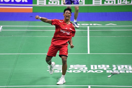 Kemudian tunggal putra Alwi Farhan kembali menunjukkan performa apik dengan menyumbang poin kedua. Pebulu tangkis 19 tahun mengalahkan Hu Zhe An dua gim langsung 21-15, 21-13.