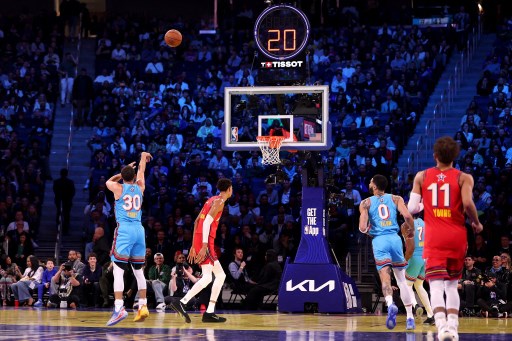 Sementara Stephen Curry turut berkontribusi dengan 12 poin, termasuk tembakan spektakuler dari tengah lapangan yang menjadi salah satu sorotan pertandingan.