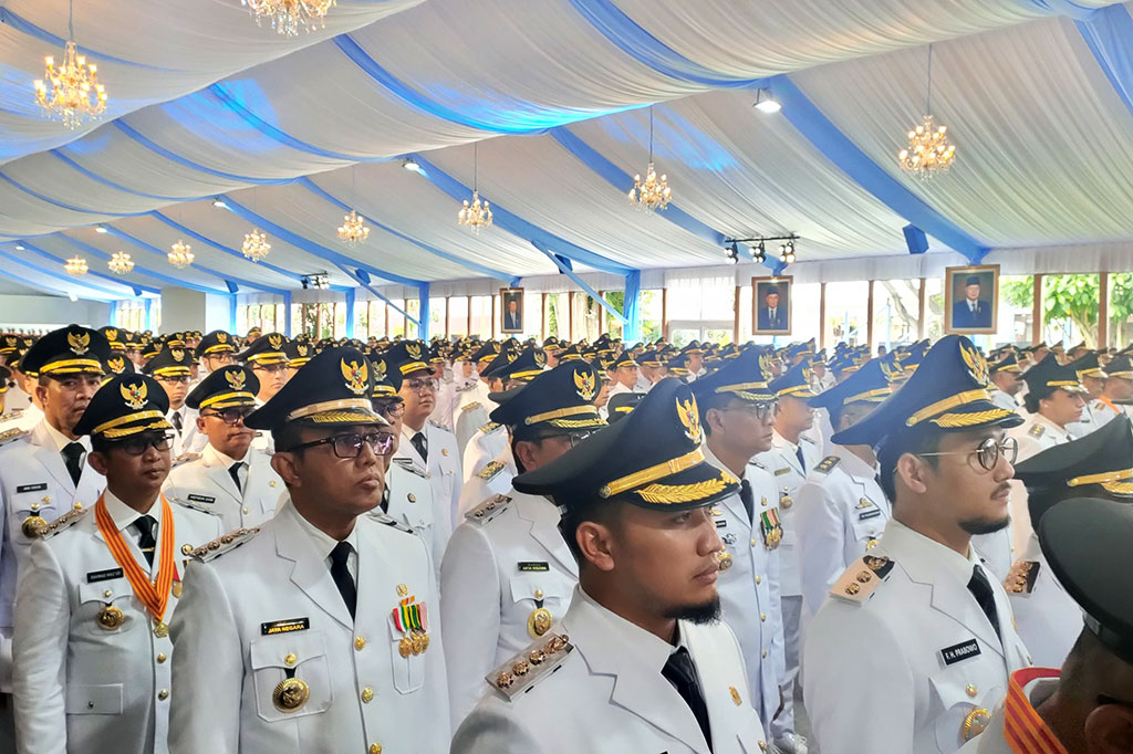 Diketahui, sebanyak 961 kepala daerah yang dilantik itu terdiri dari 33 gubernur dan 33 wakil gubernur, 363 bupati dan 362 wakil bupati, serta 85 wali kota dan 85 wakil wali kota.