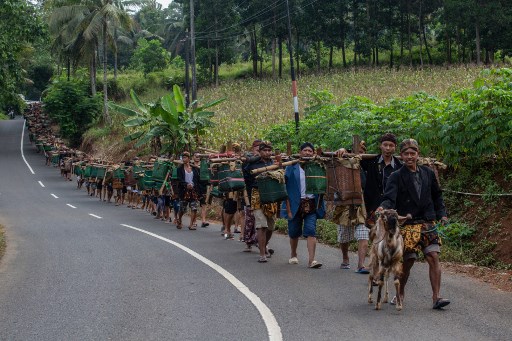 Puluhan komunitas adat Bonokeling membawa hasil bumi pada saat prosesi Unggah-unggahan yang digelar setiap tahun sekali sebelum bulan puasa di Jatilawang, Banyumas, Jawa Tengah, Kamis, 20 Februari 2025. 