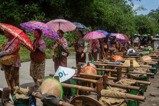 Ritual tersebut wajib dilakukan dengan berjalan kaki sekitar 40 km, oleh pengikut kaum adat Bonokeling.