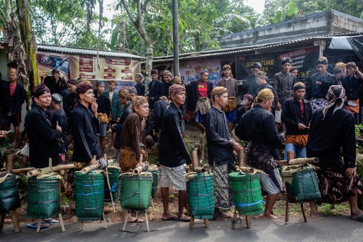 Mereka kemudian berkumpul di pemakaman Bonokeling, dengan membawa hasil ternak, beras, dan makanan ringan untuk dimasak dan dibagikan sebagai tanda dimulainya bulan suci Ramadan.