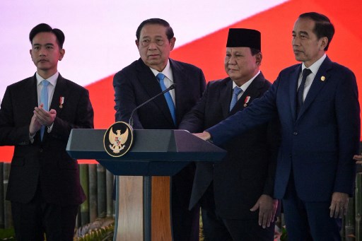 Presiden Prabowo Subianto bersama Presiden Ke-7 RI Joko Widodo dan Presiden Ke-6 RI Susilo Bambang Yudhoyono menekan tombol bersama saat meluncurkan secara resmi Badan Pengelolaan Investasi Daya Anagata Nusantara (BPI Danantara) di Istana Kepresidenan Jakarta, Senin, 24 Februari 2025.