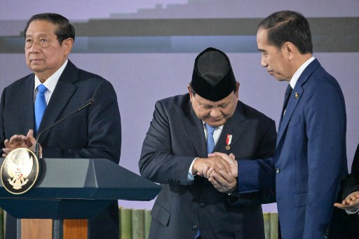 Setelah resmi diluncurkan, Jokowi pun langsung memberi selamat kepada Prabowo yang tengah bertepuk tangan atas peluncuran Danantara. 