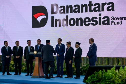 Di atas panggung, ketiganya didampingi Wakil Presiden RI Gibran Rakabuming Raka, Wakil Presiden ke-10 dan ke-12 RI Jusuf Kalla, Wakil Presiden ke-11 RI Boediono, Wakil Presiden ke-13 RI Ma'ruf Amin, Menteri BUMN Erick Thohir, dan Menteri Investasi dan Hilirisasi Rosan Roeslani.