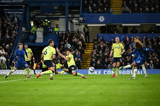 Tiga gol The Blues dicetak di babak pertama oleh Christopher Nkunku, Pedro Neto, dan Levi Colwill. Satu gol lainnya disumbangkan Marc Cucurella selepas jeda istirahat.???????