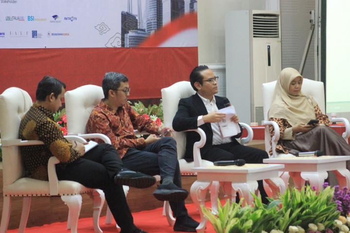 Tantowi percaya dengan bantuan beasiswa, Indonesia mampu melalui persimpangan itu dengan baik. Dia yakin seluruh tantangan akan terlewati dengan memberikan pendidikan.