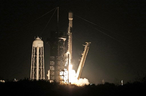 Pendarat Athena milik Intuitive Machines di atas roket SpaceX Falcon 9 melesat menuju luar angkasa setelah lepas landas dari Kompleks Peluncuran 39A di Pusat Antariksa Kennedy NASA, Florida, 26 Februari 2025. 
