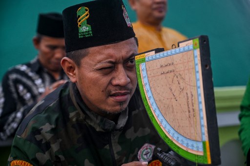 Tim rukyatul hilal mengamati posisi bulan (hilal) dengan rubu' di atas Masjid Al-Mabrur, Nambangan, Surabaya, Jawa Timur, Jumat, 28 Februari 2025.