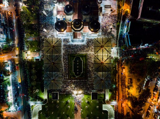 Pantauan di lapangan, setelah salat Magrib, jemaah sudah terlihat mulai berdatangan, sehingga bagian dalam masjid sudah penuh ketika adzan isya berkumandang. Selanjutnya, masyarakat Banda Aceh dan sekitarnya harus salat di pelataran hingga taman masjid, termasuk di bawah payung besar ala masjid Nabawi tersebut.