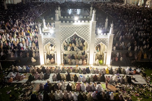 Salat tarawih perdana di Masjid Raya Baiturrahman Banda Aceh ini diimami oleh Tgk Jamhuri Ramli, dan yang bertindak sebagai penceramah adalah Prof Azman Ismail.