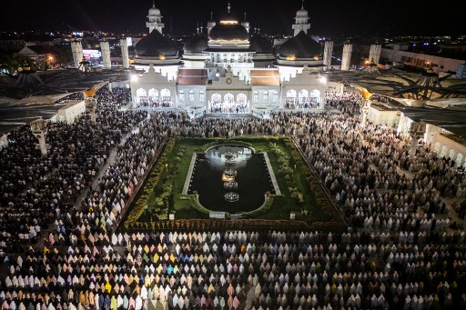 Ribuan jemaah memadati Masjid Raya Baiturrahman Banda Aceh hingga ke taman untuk melaksanakan ibadah shalat tarawih perdana bulan suci Ramadhan 1446 Hijriah, Jumat, 28 Februari 2025.