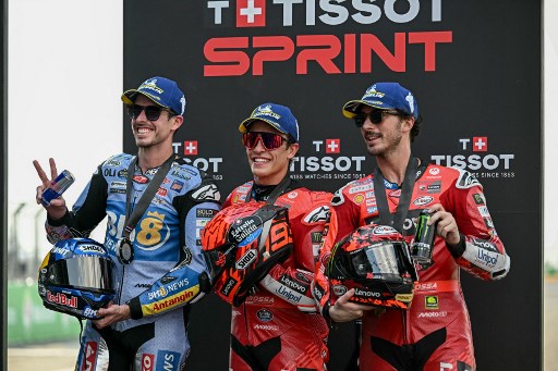 Tempat ketiga direbut pembalap Ducati yang juga rekan Marc Marquez, Francesco Pecco Bagnaia, untuk melengkapi podium.