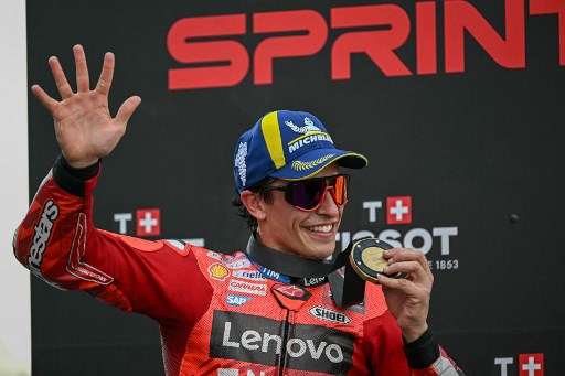 Selain memenangi sprint race, pembalap asal Catalunya, Spanyol tersebut juga dipastikan akan memulai balapan grand prix di posisi terdepan usai menjadi yang tercepat pada sesi kualifikasi. 