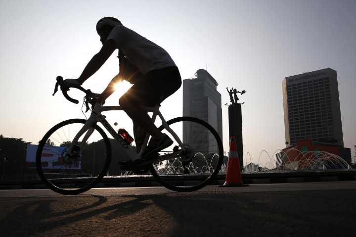 Masyarakat berolahraga sepeda saat car free day yang digelar di kawasan Thamrin, Jakarta, Minggu, 2 Maret 2025.