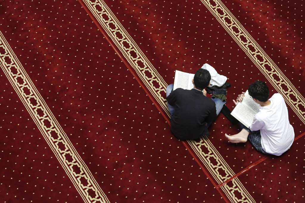 Bulan Ramadan dimanfaatkan umat Islam untuk memperbanyak ibadah salah satunya dengan membaca kitab suci Al Quran (Tadarus) 1 Juz perhari.