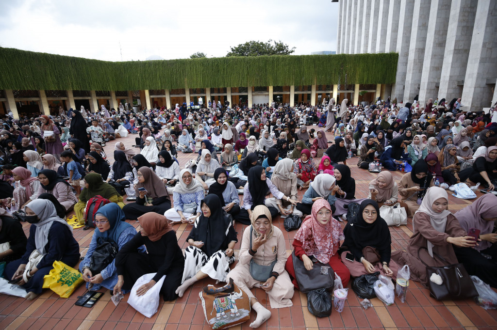 Pihak Masjid Istiqlal Jakarta tahun ini menyiapkan 4.000 porsi makanan berbuka puasa setiap hari selama bulan Ramadan 1446 Hijriah. 