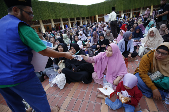 Masyarakat berbaris antri menunggu menu makanan saat berbuka puasa bersama di Masjid Istiqlal, Jakarta, Minggu, 2 Maret 2025. 
