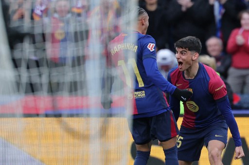 Barcelona baru membuka skor pada menit ke-25. Diawali aksi individu Lamine Yamal di kanan, bola disodorkan ke Olmo dan diteruskan ke tiang jauh. Gerard Martin menyambarnya masuk ke gawang Sociedad. Tuan rumah unggul 1-0.