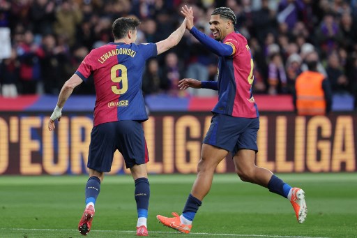 Barca sukses mencetak gol ketiga pada menit ke-56. Bermula dari sepak pojok Raphinha, bola disundul Lewandowski dan dihalau kiper. Bola rebound lalu ditanduk masuk oleh Ronald Araujo untuk membawa Barcelona unggul 3-0.