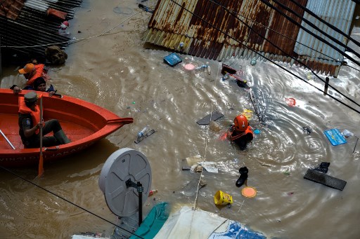 Tim SAR menyisir permukiman warga yang terendam banjir di kawasan Pejaten Timur, Pasar Minggu, Jakarta, Selasa, 4 Maret 2025. Banjir yang mencapai sekitar 3 meter dan merendam ratusan rumah warga tersebut akibat luapan air dari Sungai Ciliwung.