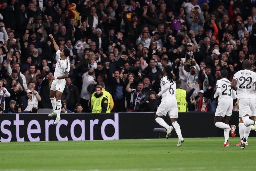 Real Madrid menaklukkan Atletico Madrid dengan skor akhir 2-1 pada leg pertama babak 16 besar Liga Champions 2024 - 2025 yang berlangsung di Estadio Santiago Bernabeu, Rabu, 5 Maret 2025 dini hari.