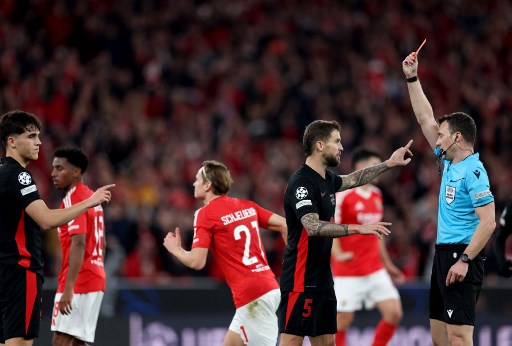 Sebelumnya Barcelona sudah kehilangan Pau Cubarsi karena diganjar kartu merah sejak menit ke-22.