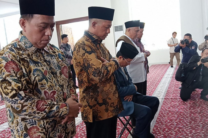 Menag kemudian memasuki masjid dan melaksanakan salat sunah.