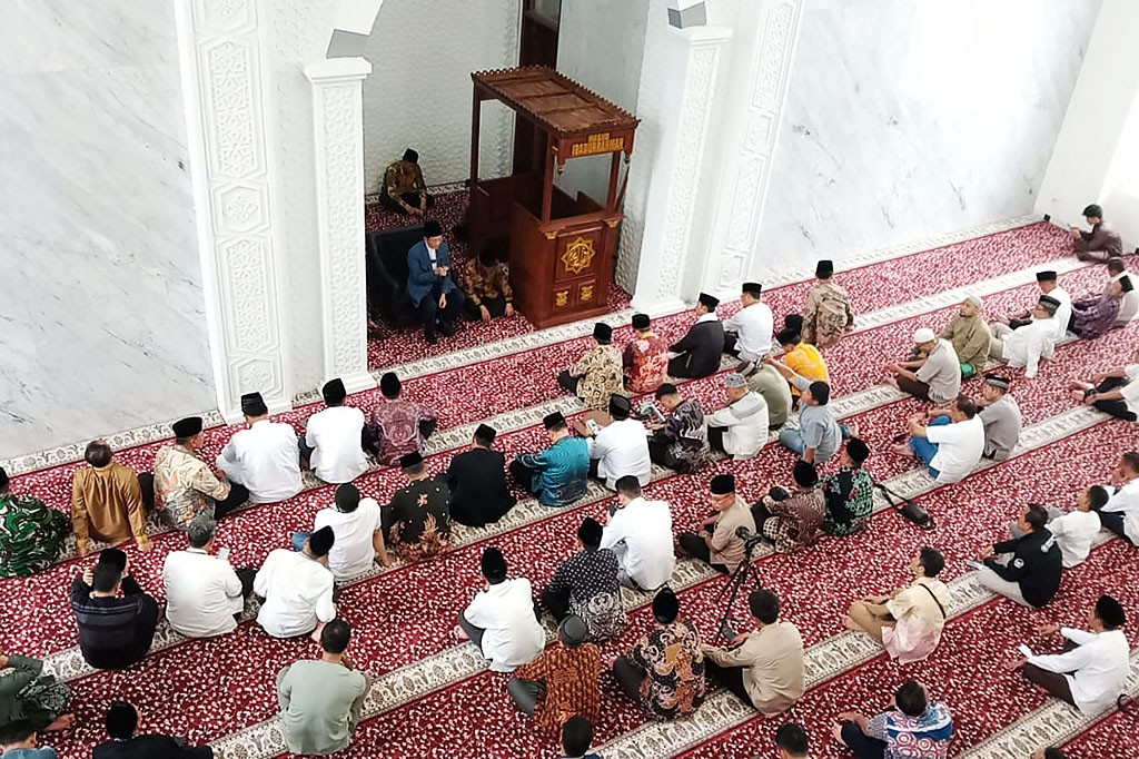 “Bahagialah mereka yang tinggal di sekitar masjid ini, karena dekat dengan sumber keberkahan. Dalam hadis disebutkan bahwa orang-orang yang berkumpul di masjid untuk melantunkan kalimat suci akan tampak bercahaya bagi penghuni langit, sebagaimana bintang-bintang yang bersinar di angkasa,” tuturnya.