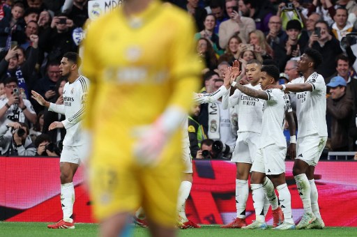 Real Madrid menempel ketat Barcelona di puncak klasemen Liga Spanyol setelah memenangi derbi Madrid melawan rival sekota Rayo Vallecano dengan 2-1 di Santiago Bernabeu, Minggu, 9 Maret 2025 malam WIB.