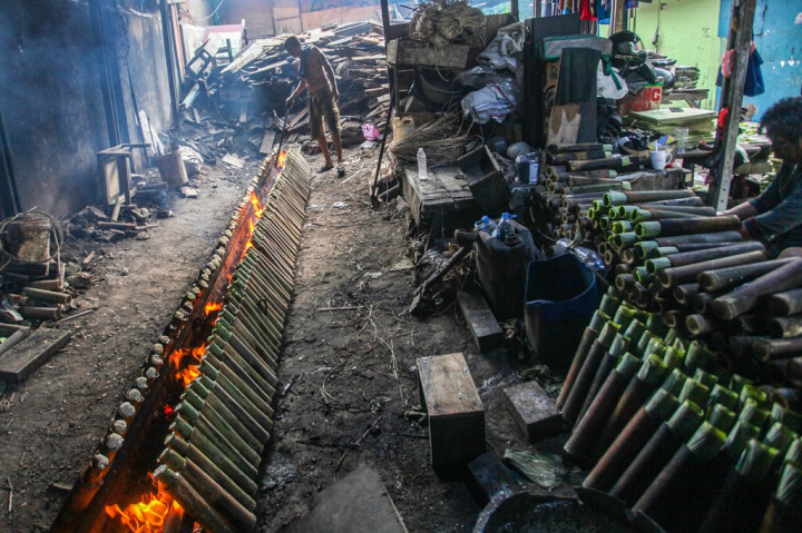 Pelaku usaha setempat meningkatkan produksi lemang bambu dari rata-rata 80 batang per hari menjadi 300 batang per hari selama Ramadan. 