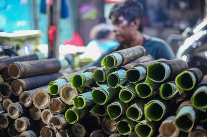 Makanan khas Minang tersebut dijual Rp25 ribu per batang.