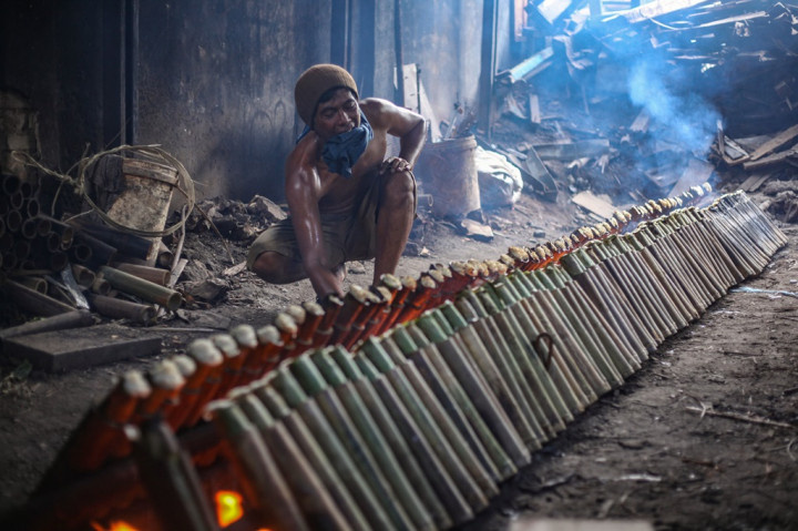 Pekerja tengah memproduksi lemang bambu di Kramat Raya, Senen, Jakarta Pusat, Minggu, 9 Maret 2025. 