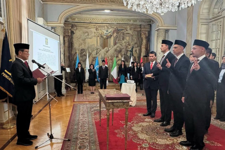 Emil Audero Mulyadi, Joey Mathijs Pelupessy, dan Dean Ruben James resmi menjadi warga negara Indonesia (WNI). Kepastian ini setelah tiga pemain tersebut menjalani sumpah dan janji pewarganegaraan di Kedutaan Besar Republik Indonesia (KBRI) di Roma, Italia, pada Senin, 10 Maret 2025.